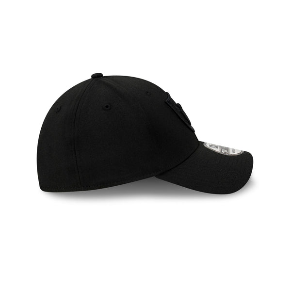 Las Vegas Raiders NFL Essentials Black on Black 39THIRTY Fitted