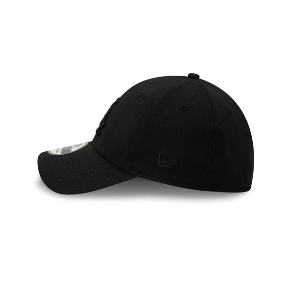 Chicago White Sox MLB Essentials Black on Black 39THIRTY Fitted